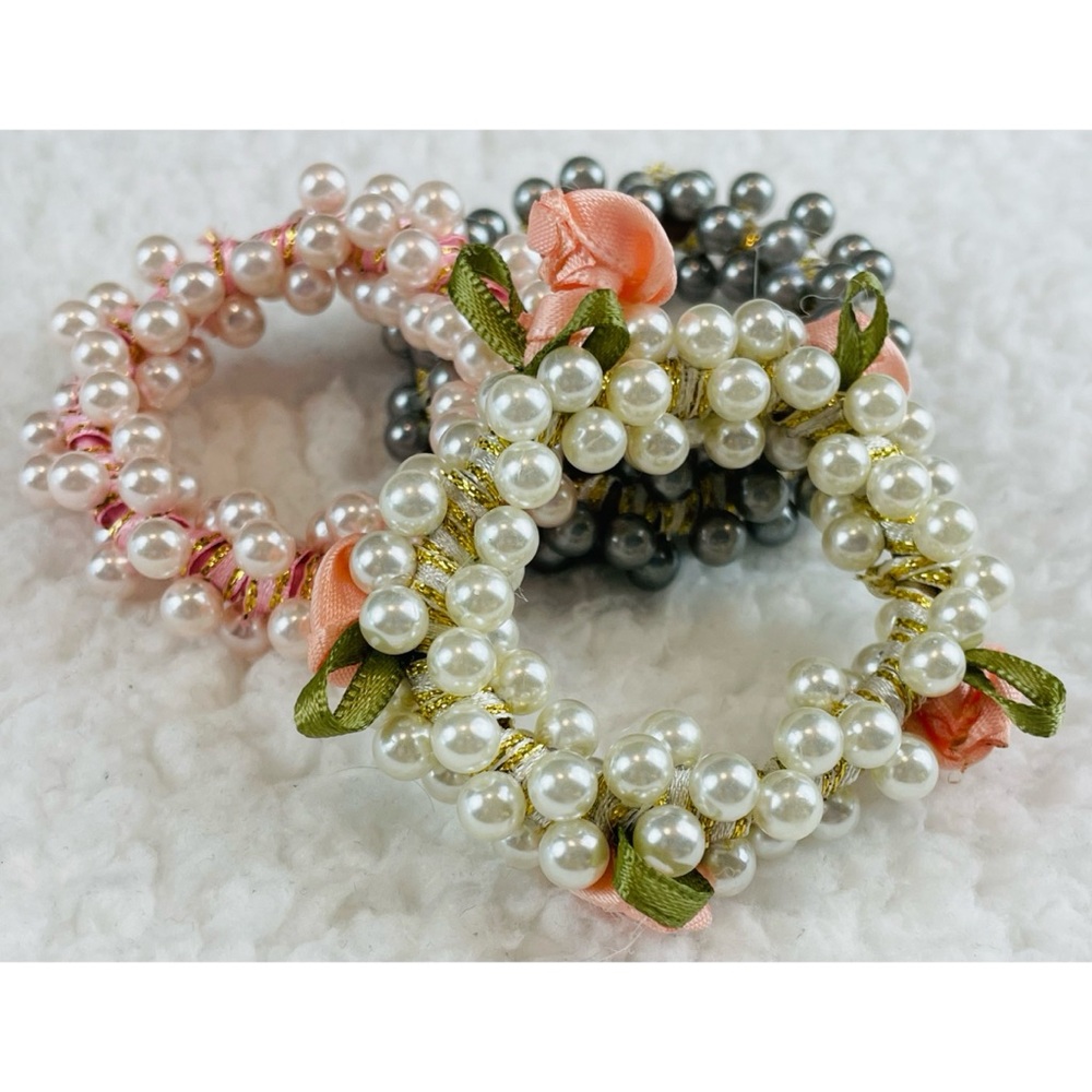 (NWOT) 3-Piece Pearl and Flower Hair Tie Set - Picture 3 of 13